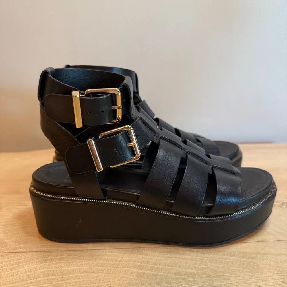 GB Gianni Bini Black Leather Gladiator Platform Sandals Gold Buckle Flatform 7